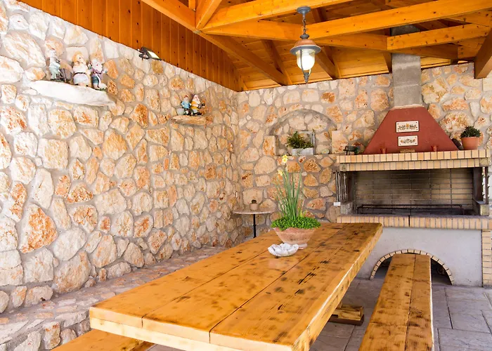 Dina Apartment Razata